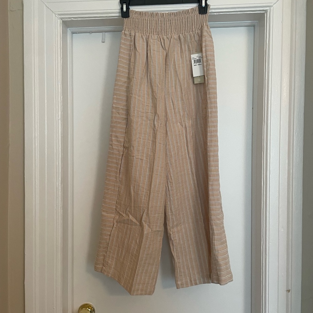 Heroes & Dreamers Smocked-Waist Cropped Beach Pants - size small